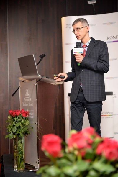 Tomasz Wojsz, Prezes Heller Consult podczas prezentacji na konferencji III Krakowskie Dni Nawierzchni Kraków 2016